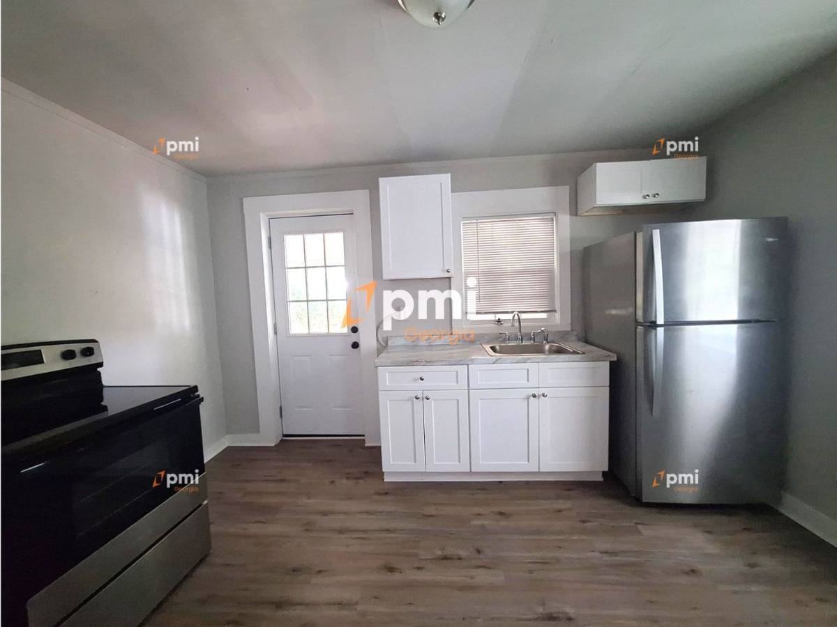 122 Irwin St - Photo 2 of 9