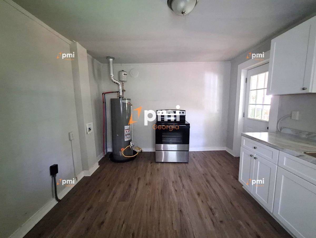 122 Irwin St - Photo 3 of 9