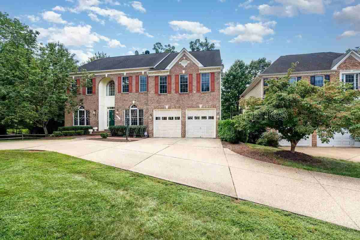 8401 Tysons Trace Ct - Photo 2 of 10