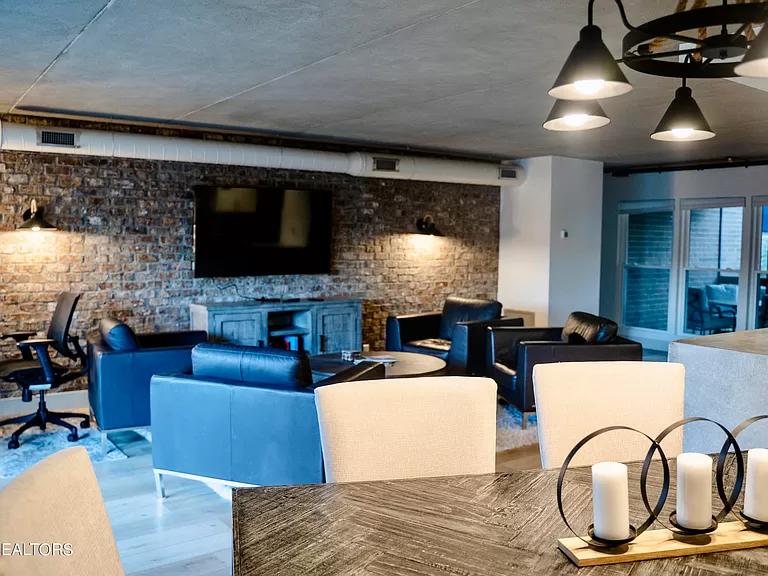 542 Berlin Dr - Photo 2 of 43