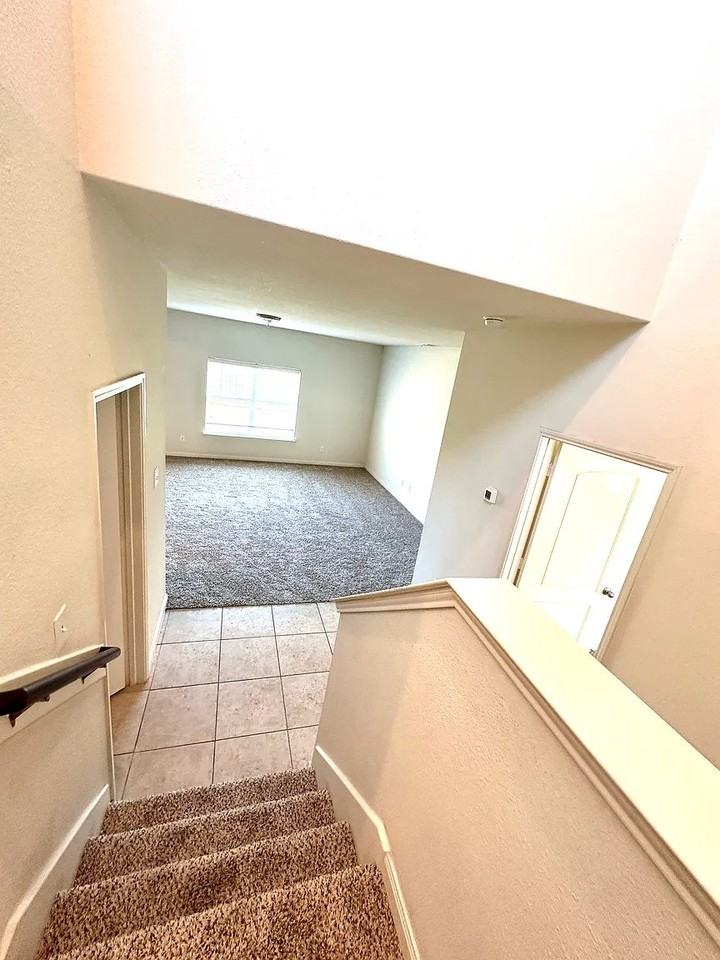 1613 White Mountain Way - Photo 5 of 20