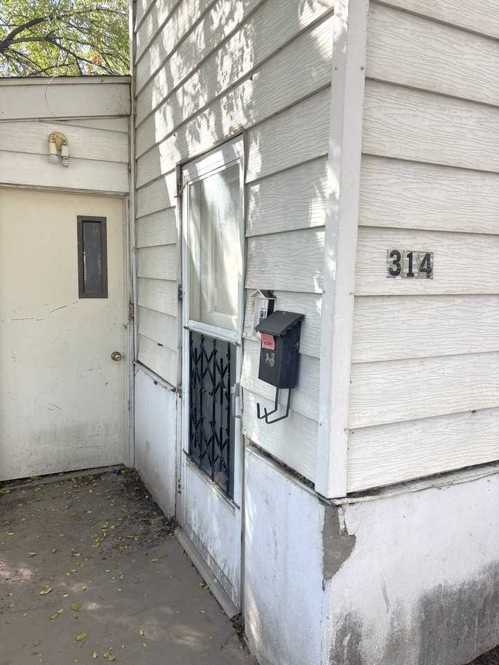 ID - 314 E Bridge - LB - Photo 3 of 26