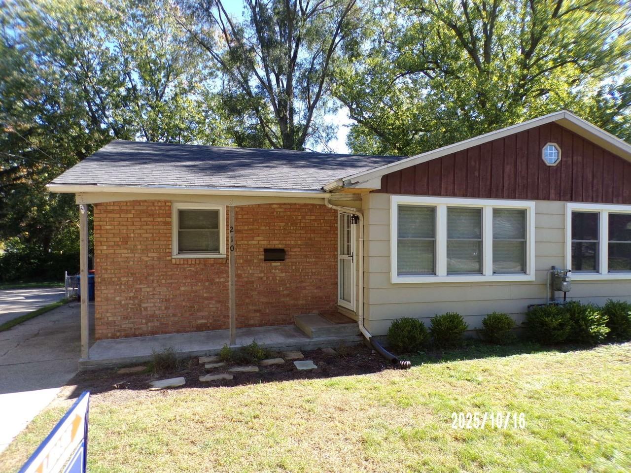 210 N Division St - Photo 2 of 13