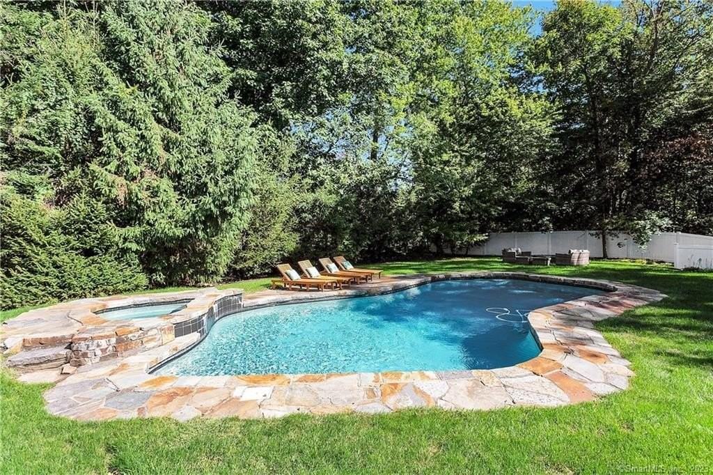 10 Echo Ln - Photo 3 of 40