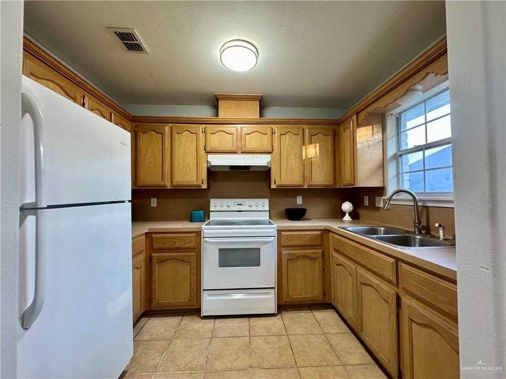 2208 N Dahlia St - Photo 5 of 29