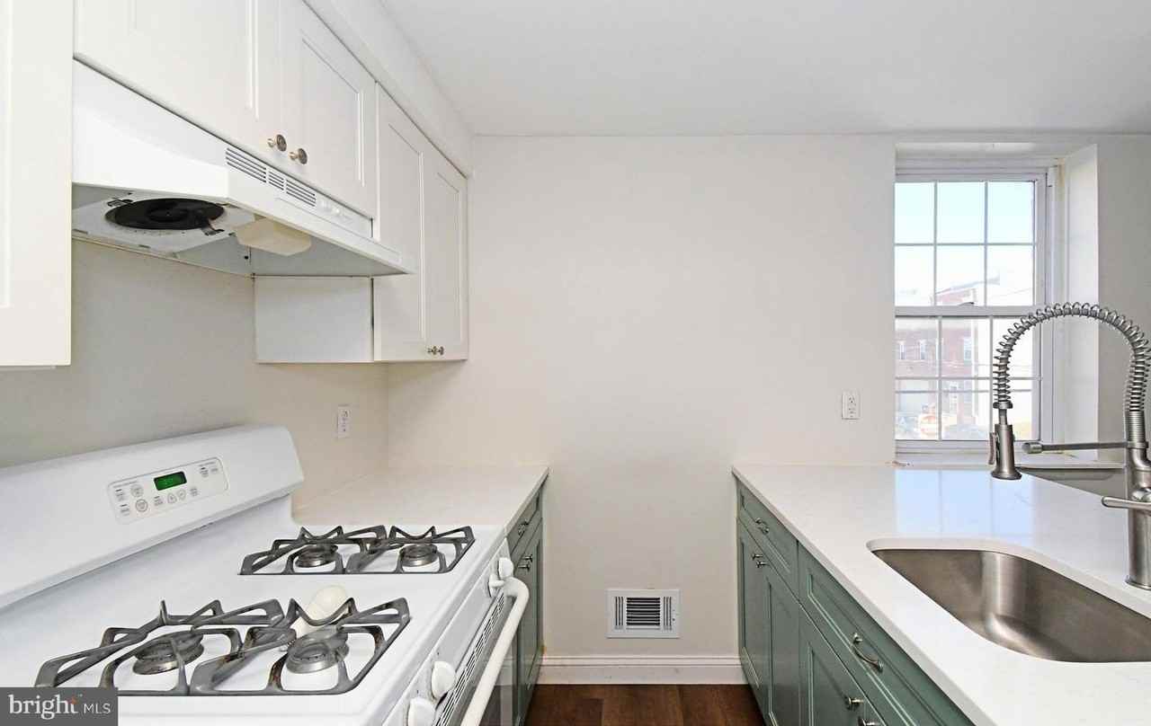 1554 N Lawrence St - Photo 4 of 27