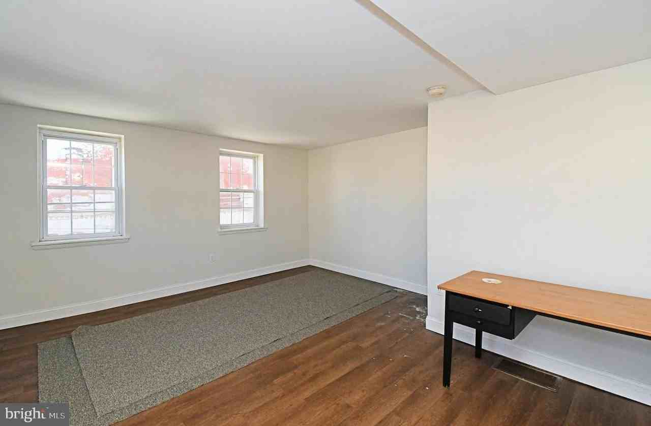 1554 N Lawrence St - Photo 7 of 27