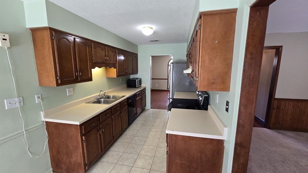 1388 Hardwood Trl - Photo 2 of 28