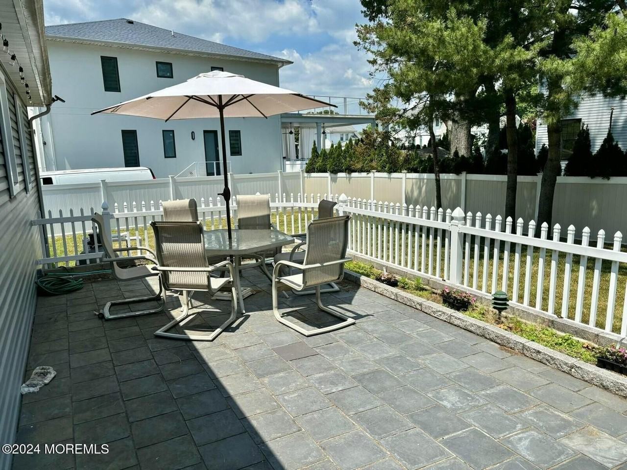 311 Roosevelt Ave - Photo 3 of 13