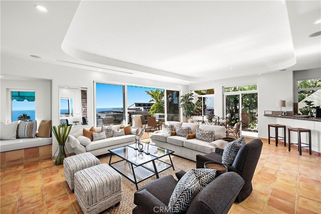 1050 Skyline Dr - Photo 4 of 33