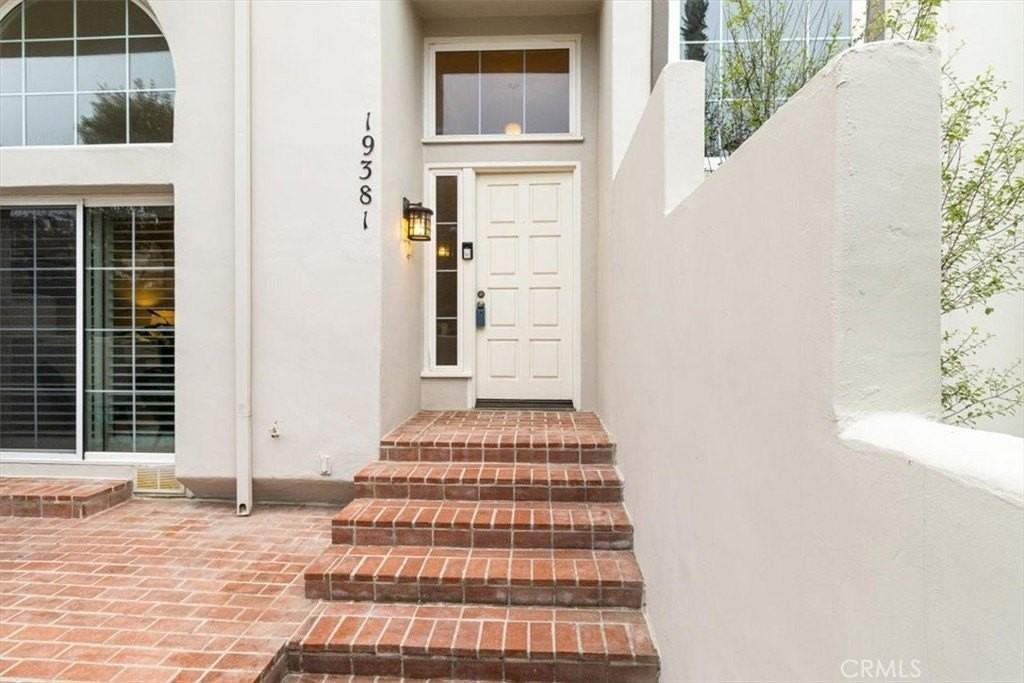 19381 Maidstone Ln - Photo 3 of 30