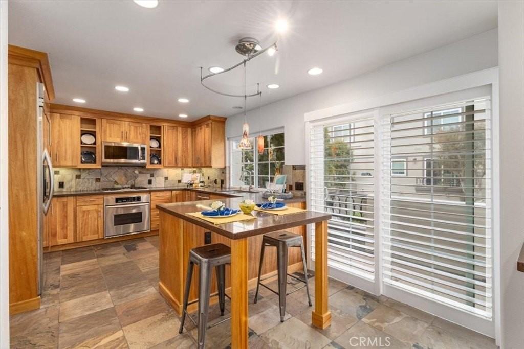 19381 Maidstone Ln - Photo 7 of 30