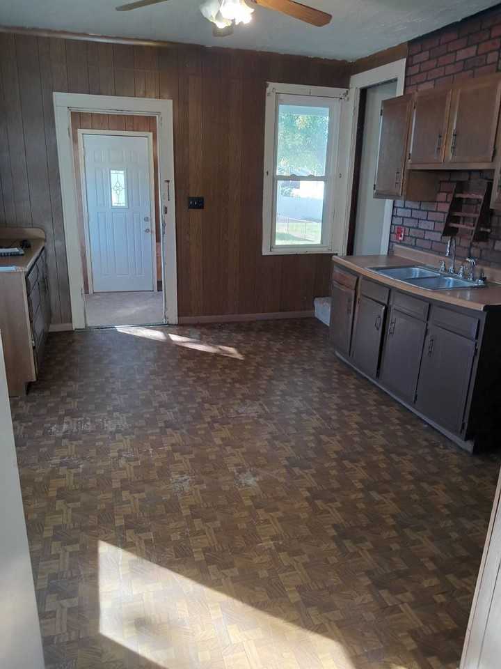 935 7th Street Southwest - Photo 5 of 9