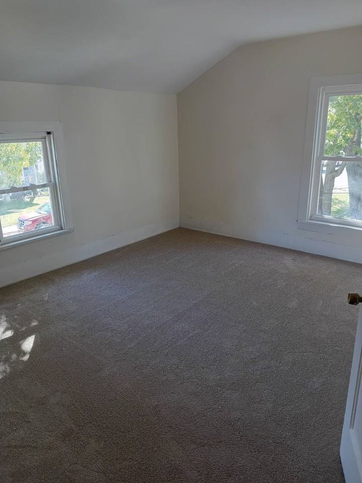 935 7th Street Southwest - Photo 7 of 9