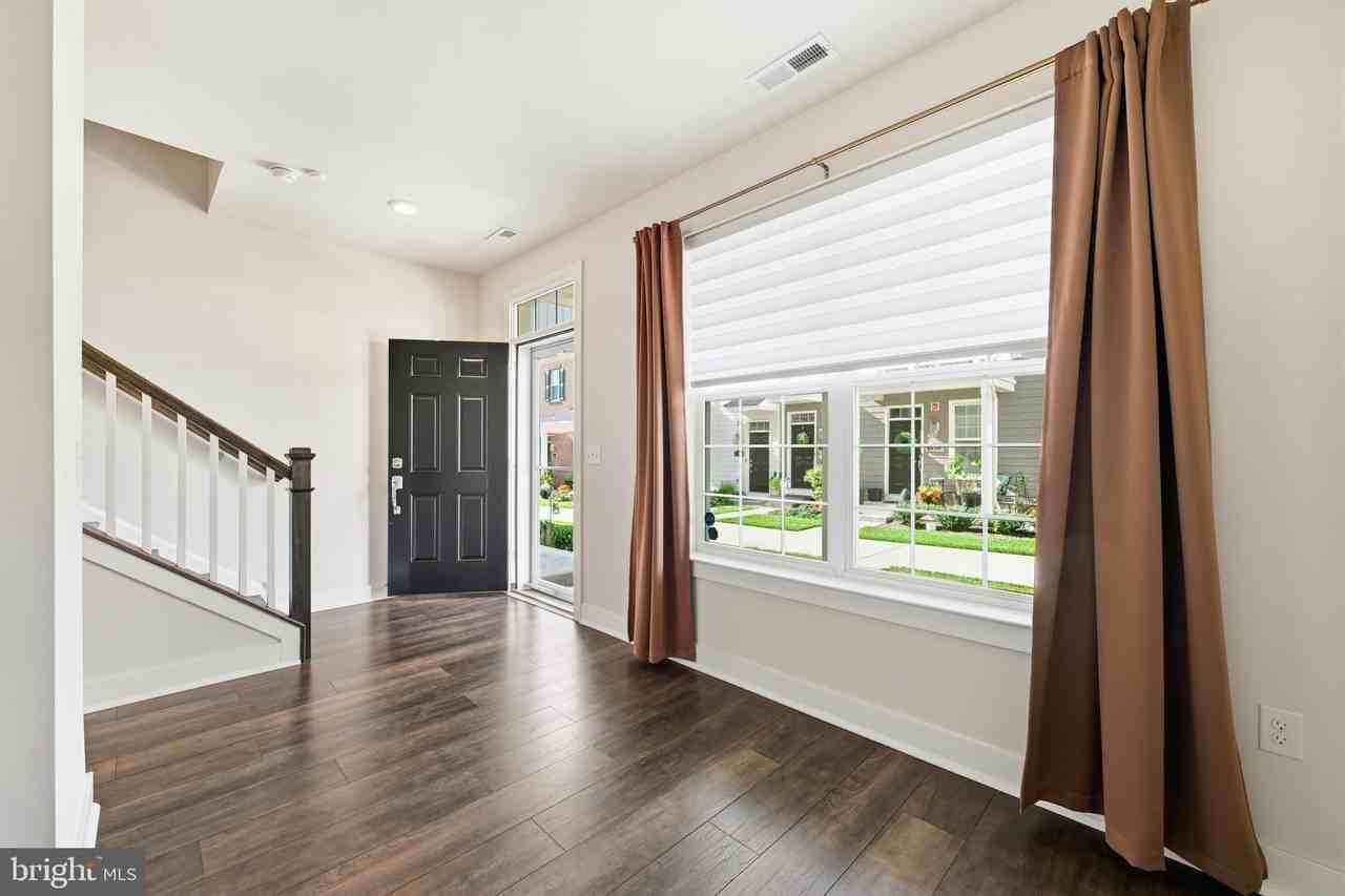 127 Gaslight Alley - Photo 3 of 25