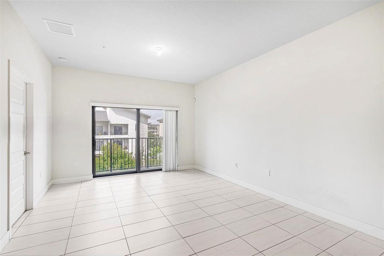 7865 Nw 104th Ave - Photo 6 of 8