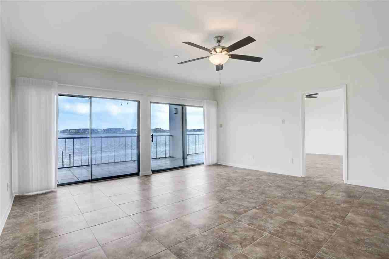 401 Lakeside Ln - Photo 3 of 16