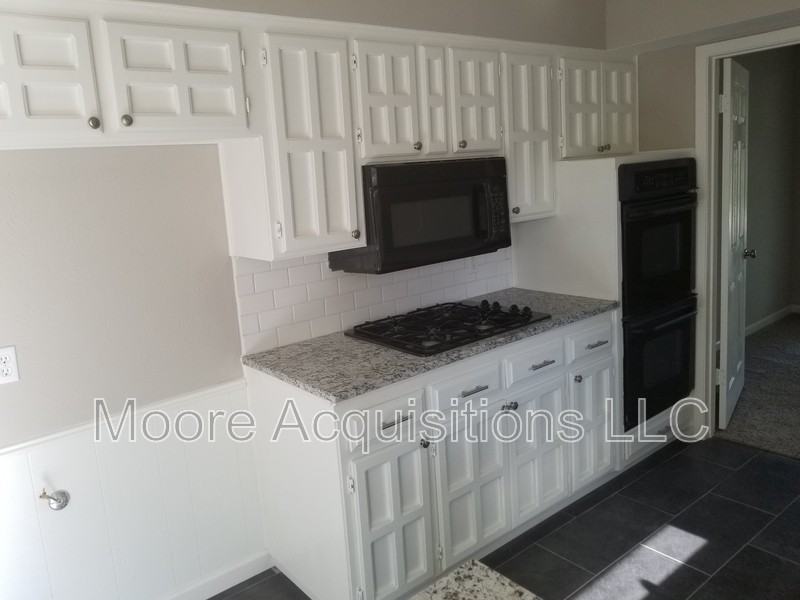 1833 Skyline Dr - Photo 2 of 19