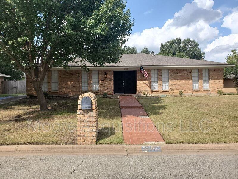 1833 Skyline Dr