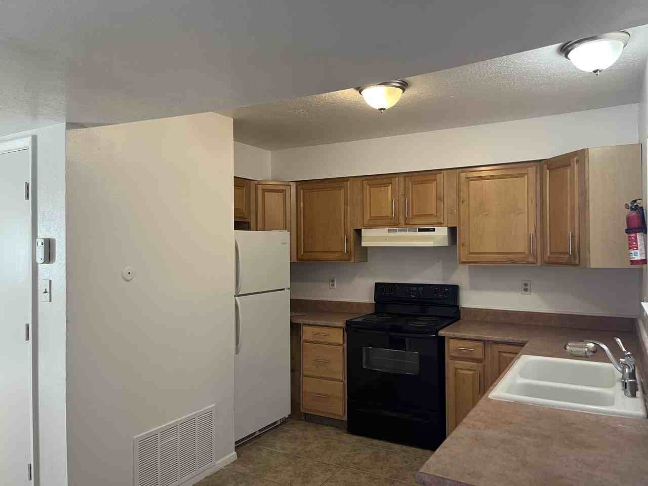 1309 Madeira Dr Se - Photo 2 of 11