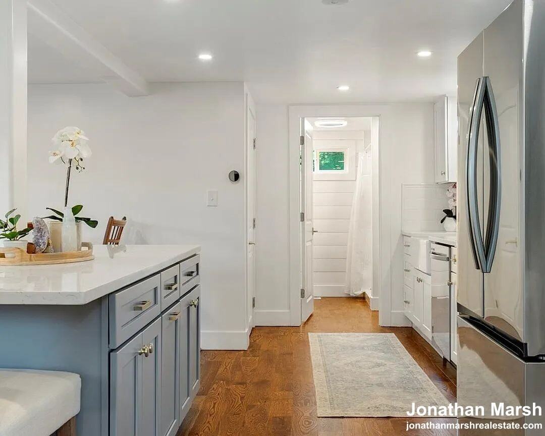 54 Carman Ave - Photo 3 of 25