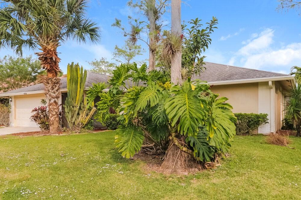 1653 Primrose Ln - Photo 4 of 16