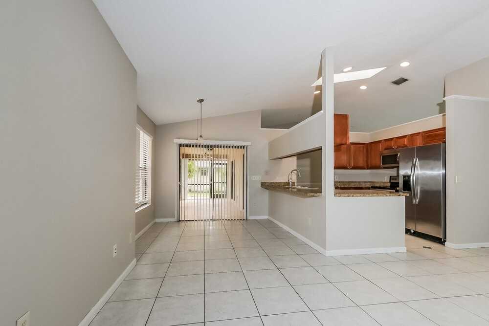 1653 Primrose Ln - Photo 5 of 16