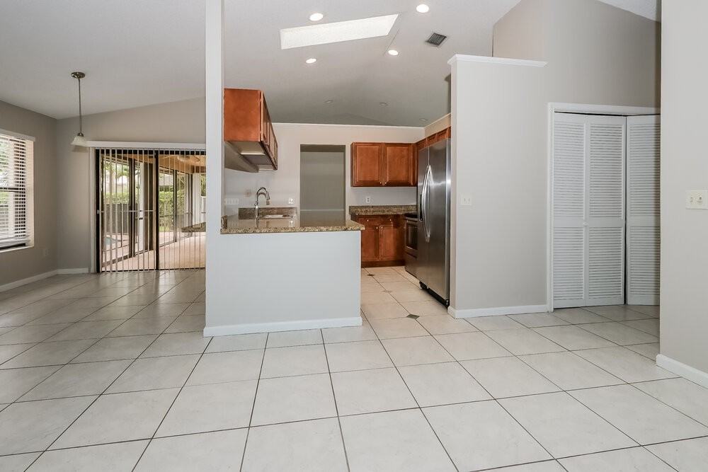 1653 Primrose Ln - Photo 6 of 16