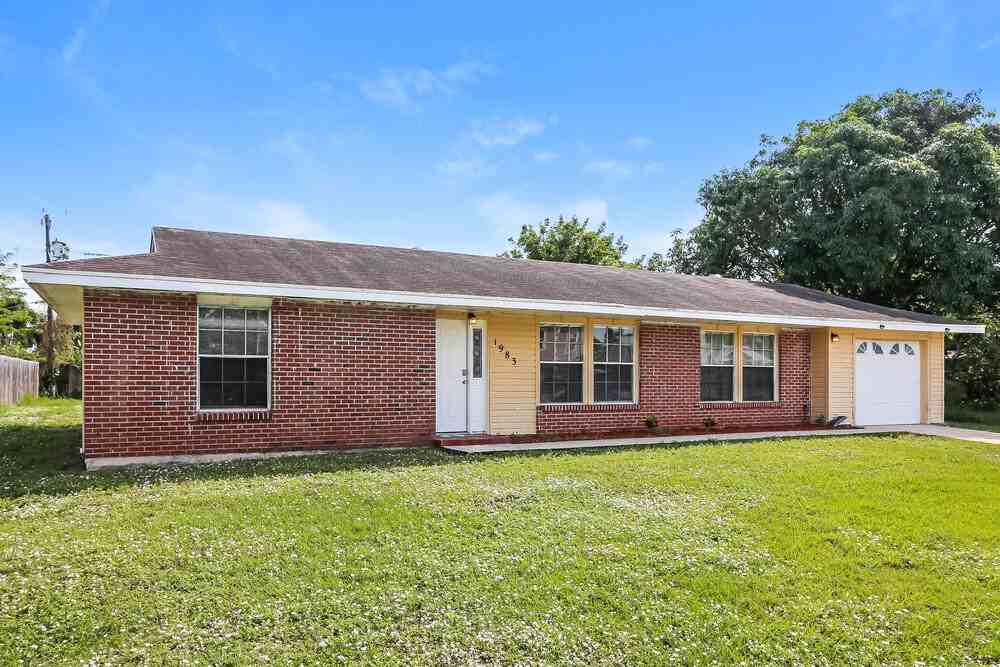 1983 Southeast Floresta Drive - Photo 3 of 16