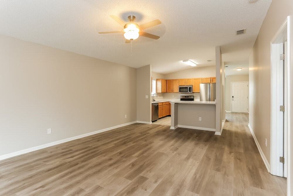 3416 International Village Dr W - Photo 4 of 16