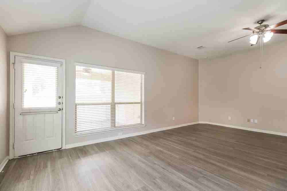 603 Lake View Dr - Photo 3 of 16