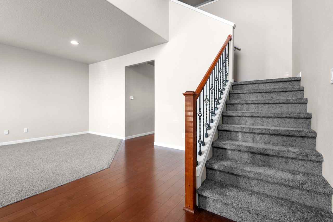 6022 Southeast Thornapple Street - Photo 3 of 23