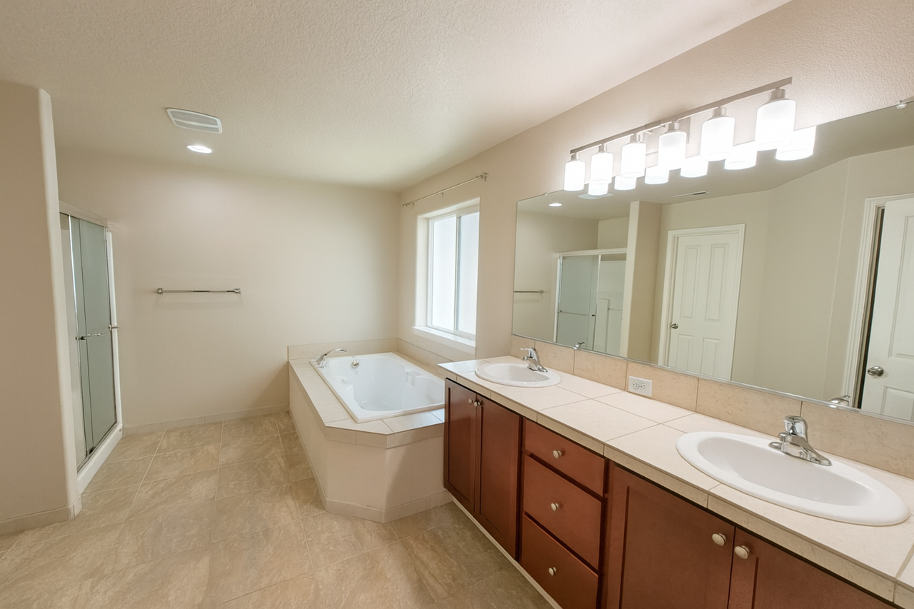 6022 Southeast Thornapple Street - Photo 4 of 23