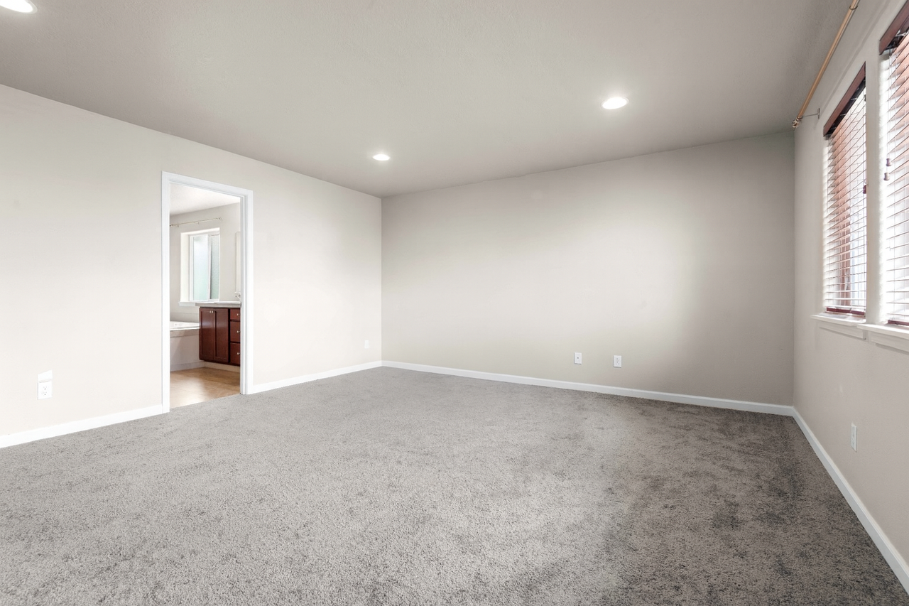 6022 Southeast Thornapple Street - Photo 5 of 23