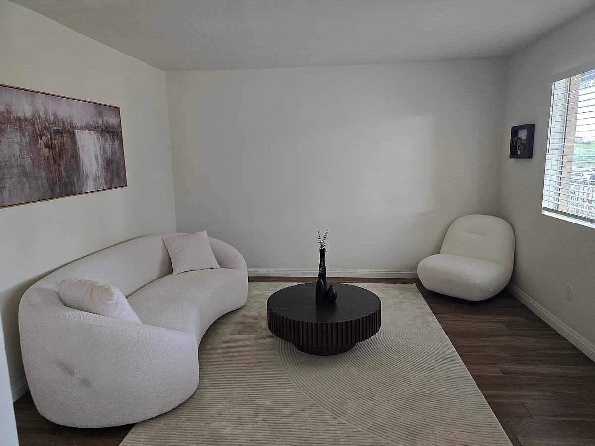 93 Kings Way - Photo 4 of 20