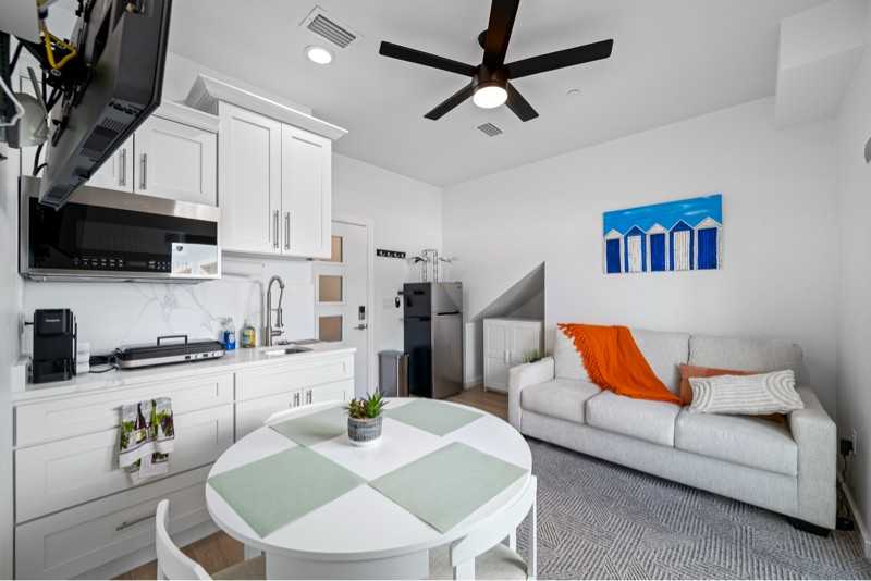 527 N Garden Ave - Photo 4 of 27