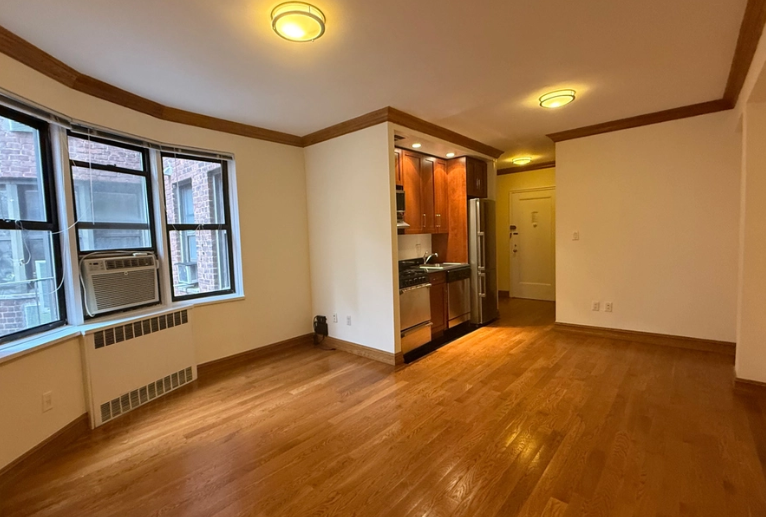 1684 York Ave #5A - Photo 2 of 7