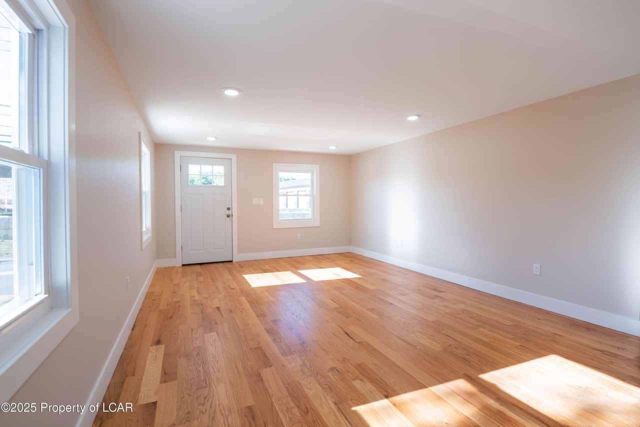 305 Parsonage St - Photo 5 of 20