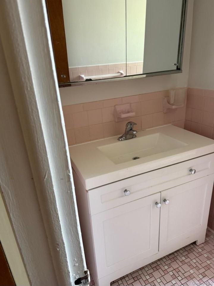 80 Slocum Ave #1 - Photo 4 of 9