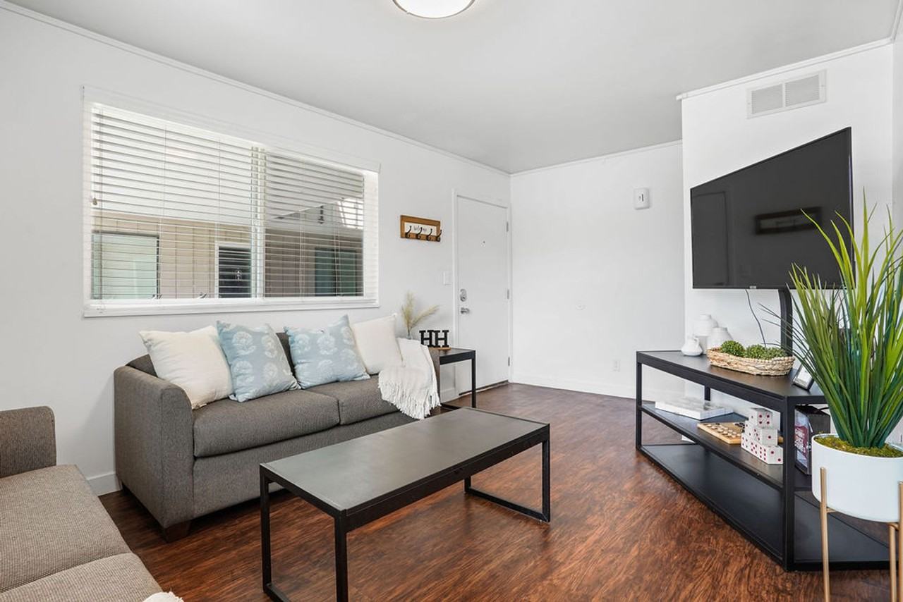 STUDENT HOUSING - Photo 3 of 50