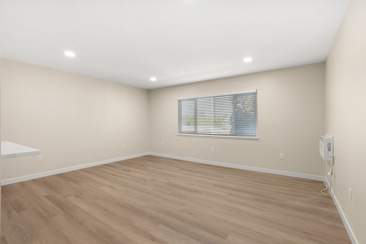 Concorde Apartments - Photo 5 of 49