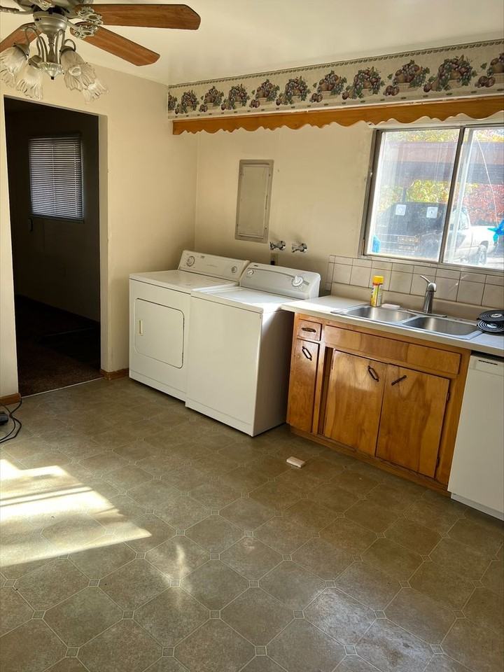 221 W 5th St - Photo 2 of 5