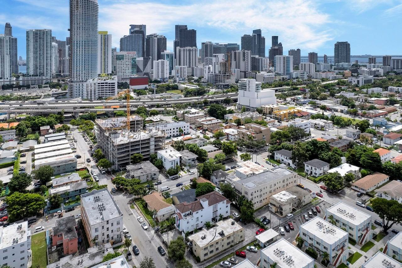 West Brickell Flats - Photo 3 of 34