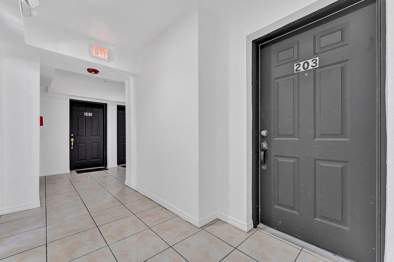 West Brickell Flats - Photo 6 of 34