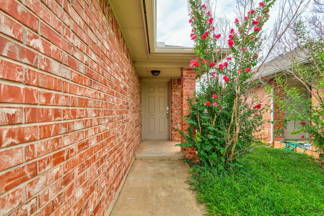 11014 Southwest 5th Street - Photo 2 of 40