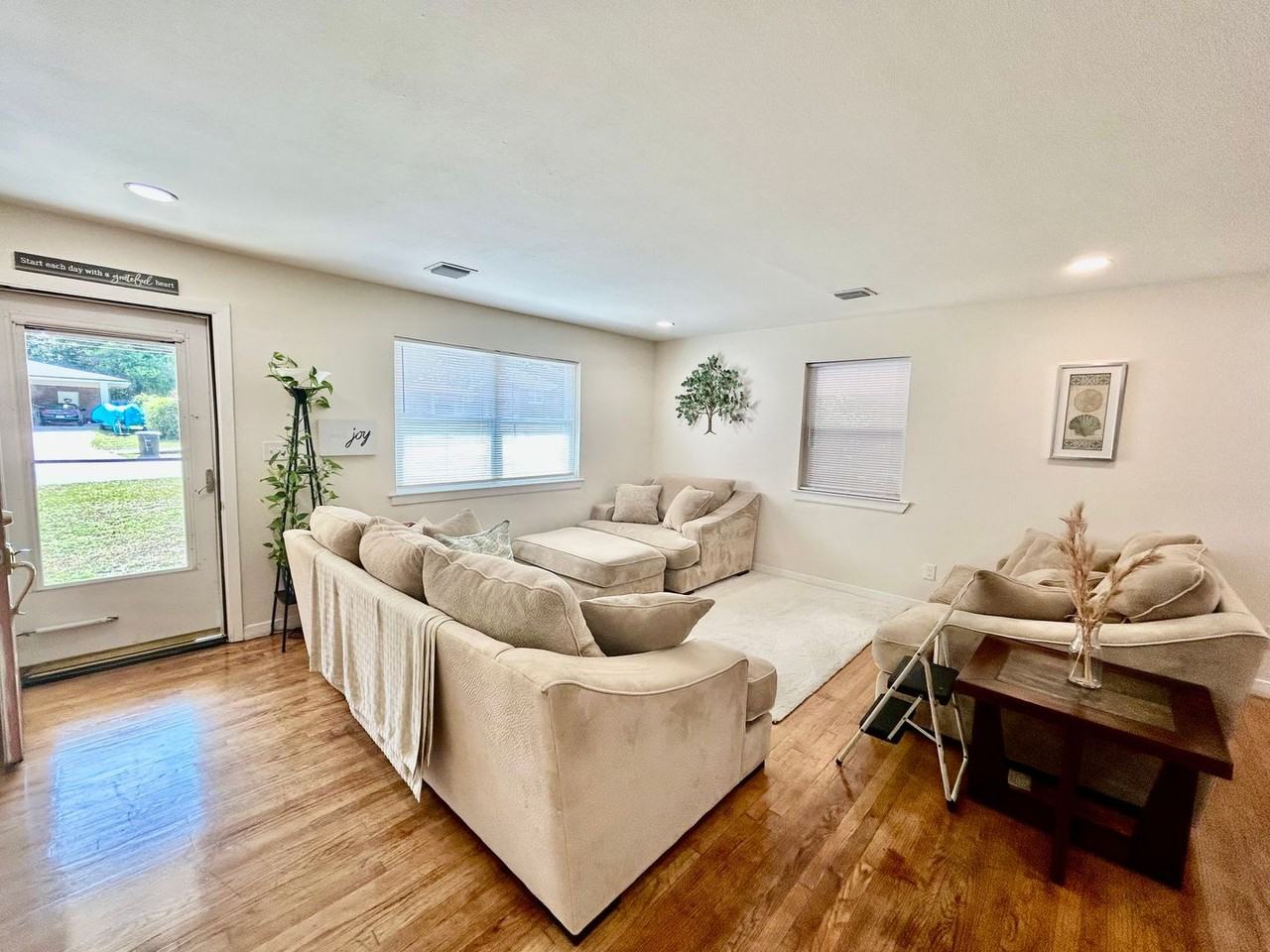 756 Boxwood Dr - Photo 3 of 27