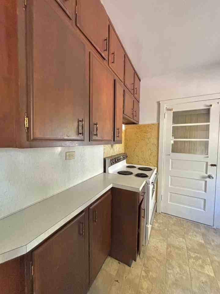 402 Montrose Ave - Photo 2 of 9