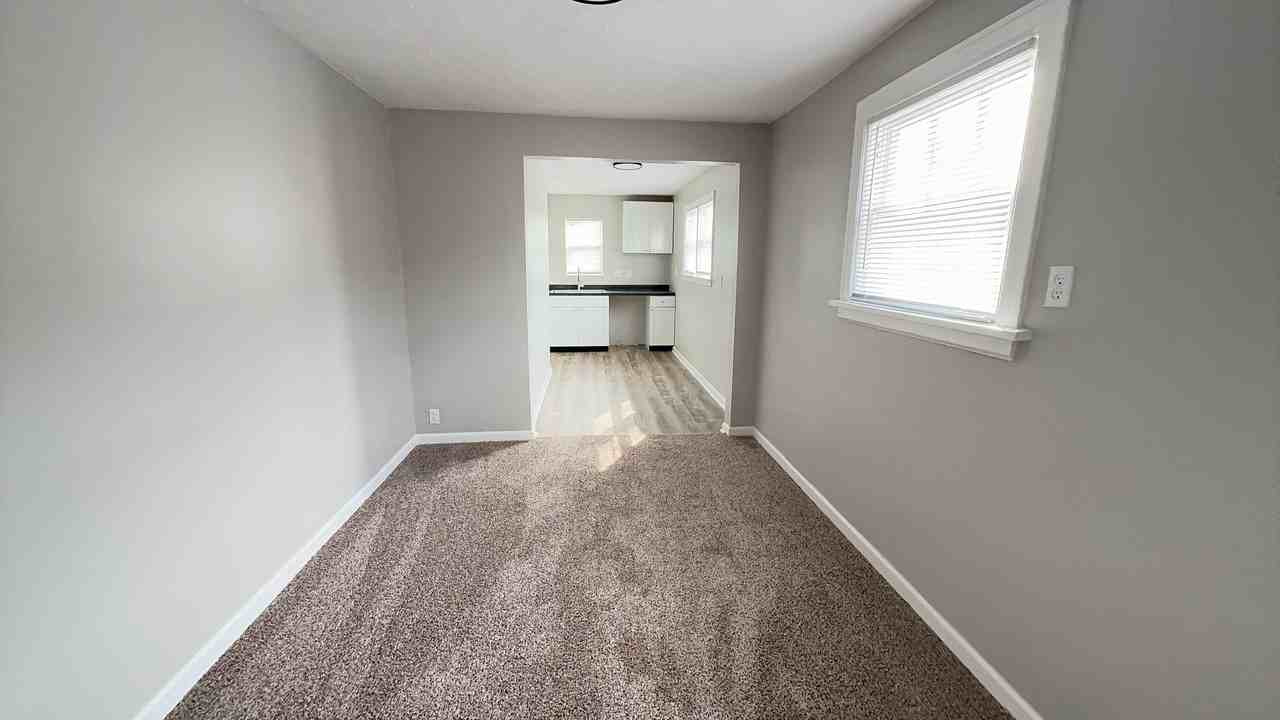 905 W 14th St - Photo 2 of 7