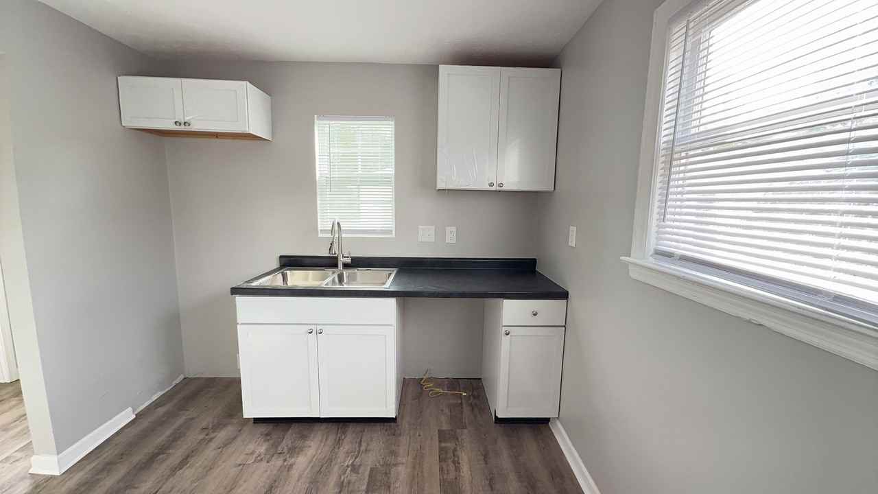 905 W 14th St - Photo 3 of 7