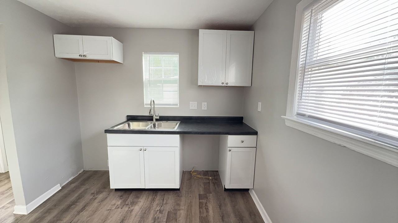 905 W 14th St - Photo 7 of 7